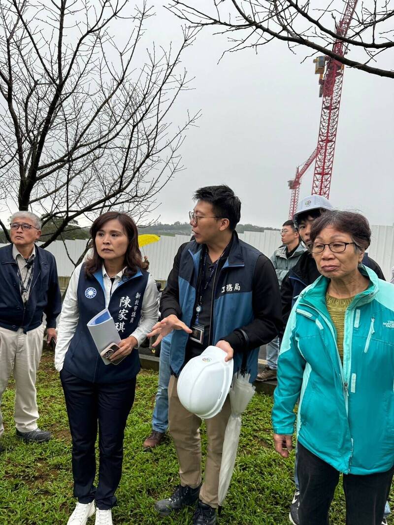 新北市議員陳家琪到場會勘,向相關單位建議龍巖暫停施工。(新北市議員陳家琪提供) 新北市議員陳家琪到場會勘,向相關單位建議龍巖暫停施工。(新北市議員陳家琪提供)