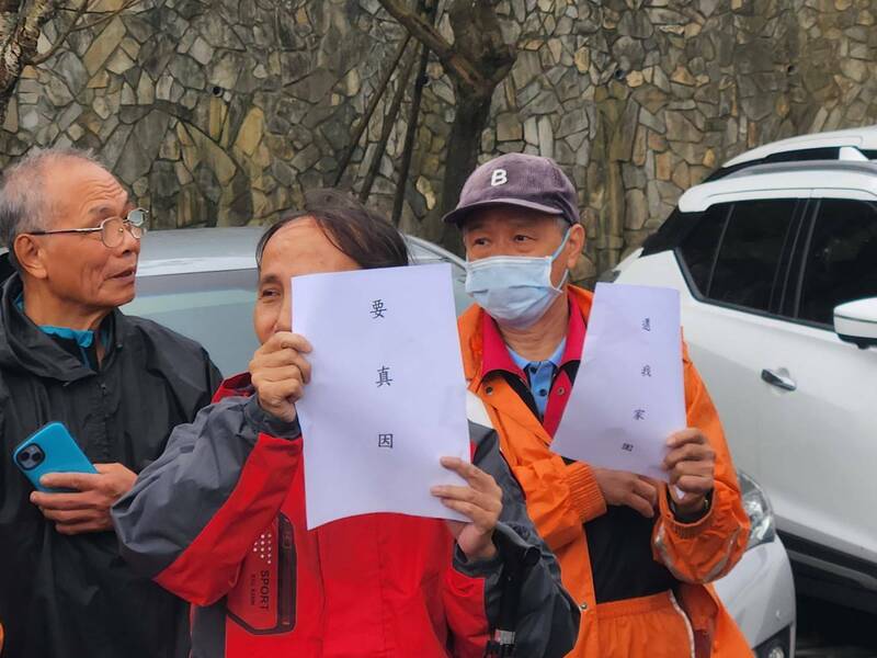 市府人員到三芝辦理會勘,八賢里居民陳情,要求查明真相。(新北市議員鄭宇恩提供) 市府人員到三芝辦理會勘,八賢里居民陳情,要求查明真相。(新北市議員鄭宇恩提供)