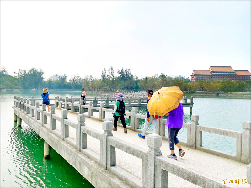 高雄市澄清湖風景區每年吸引百萬人潮，今起恢復上午六點開園。（記者陳文嬋攝）