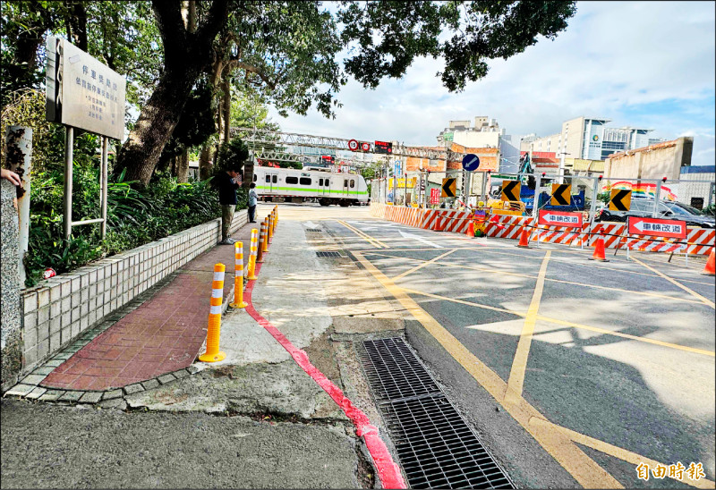 因應桃園鐵路地下化建設內壢段及中原段臨時軌工程需要，中壢區永福路的行人紅磚道寬度減少逾半。
（記者李容萍攝）