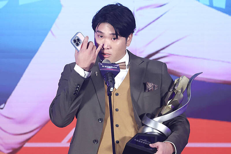 
Uni-President 7-Eleven Lions pitcher Gu Lin Ruei-yang speaks during an awards ceremony after receiving the CPBL Most Valuable Player award on Monday in Taipei.
Photo: CNA