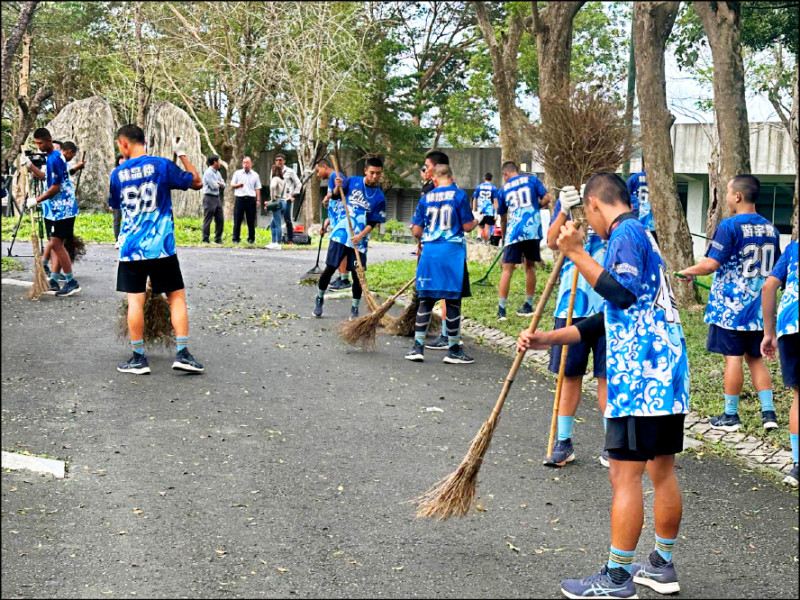 羅工棒球隊到羅東運動公園清理枯枝落葉，協助災後復原。（羅工提供）