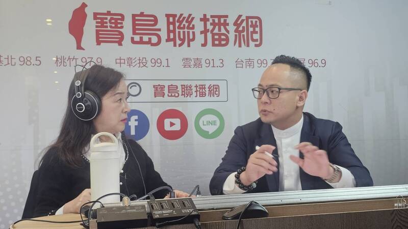 基隆市議長童子瑋接受電台專訪，談拆樑案和2026市長人選。（基隆市議會提供）