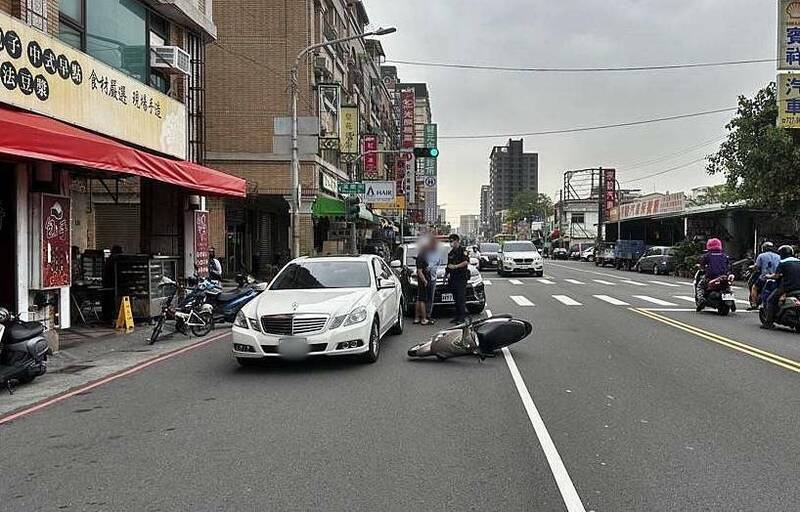 王男違規停車又亂開車門害婦慘摔送醫，警將開出2張罰單。（圖由讀者提供）