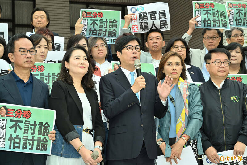 高雄市長陳其邁與民進黨團立委，在立院議場前就財劃法爭議一同召開記者會說明。（記者田裕華攝）