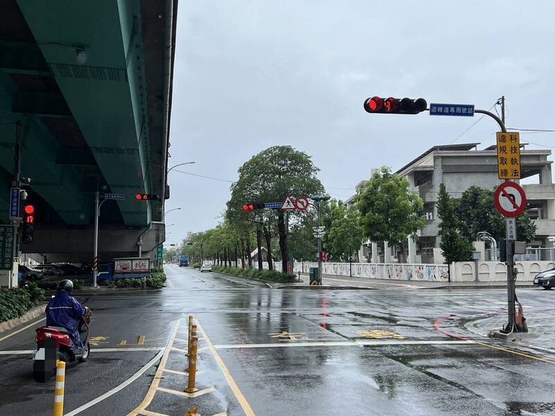 苗县路口科技执法，取缔未依标志标线行驶最多。图为竹南镇环市路三段与光复路口。（苗栗县警察局提供）