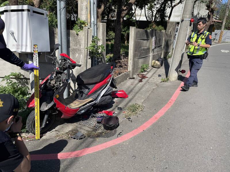 41歲蘇姓男子騎機車行經頭份市興隆路，不明原因自撞路邊電桿，蘇男人車倒地、頭破血流，當場失去生命跡象，經消防救護人員緊急送醫，傷重不治。（圖由警方提供）