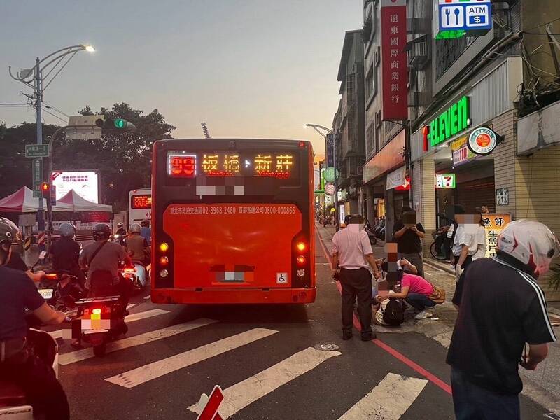 公车撞上老妇，驾驶吃红单还遭吊扣驾照。（记者徐圣伦翻摄）