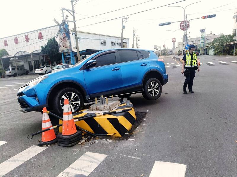 汽車路口過彎不慎「跨騎」庇護島，引發設計不當熱烈討論。（圖擷取自臉書社團「東石之美」）