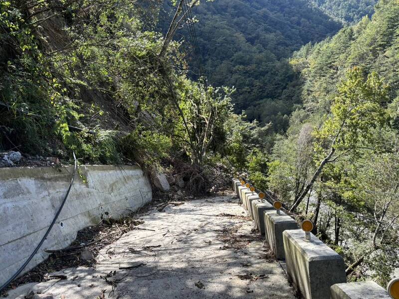 志佳陽線希瑪農莊前道路崩塌。（雪管處提供）