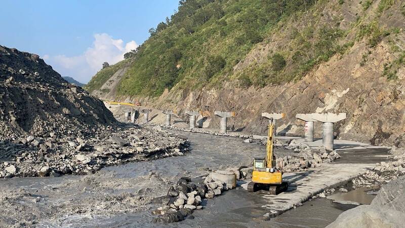 康芮颱風造成南橫台20線明霸克露橋通行便道流失，公路局南分局今（6）日下午5點將提前搶通河床便道。（圖由公路局南分局提供）