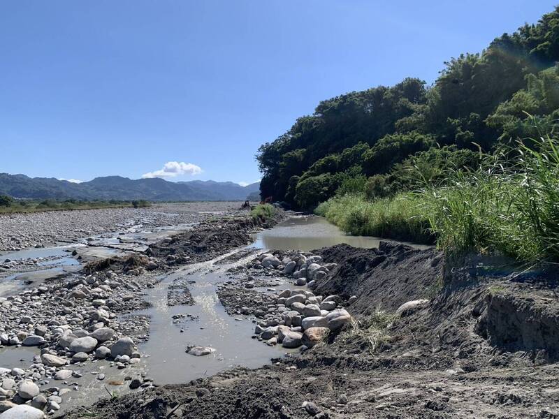 台中市八寶圳今年受數個颱風影響，取水口土堤不時被上游及風雨沖毀。（何欣純提供）