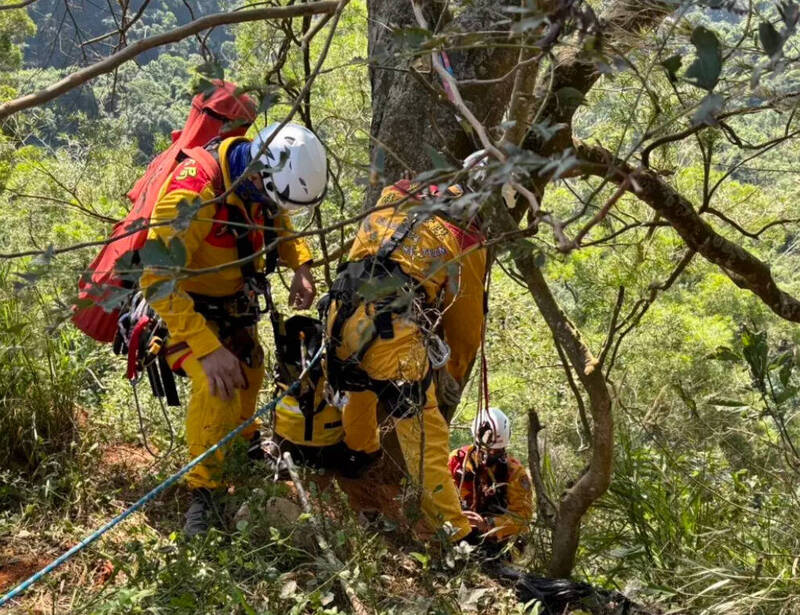 男子墜落在彰化縣、南投縣交界山谷，被救起時已經身亡。（民眾提供）