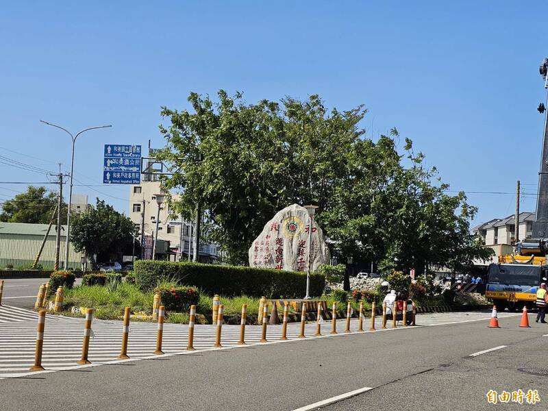 彰化縣和美鎮黃金地段的三角公園將進行大改造，未來解決行車視線死角，樹木將移植到第三靈安堂，原址全面種上草皮。（記者劉曉欣攝）