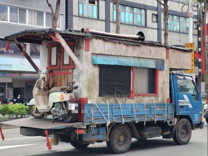 網友在路上目擊，小貨車載著磚瓦厝看似非常危險。（擷取自爆料公社）