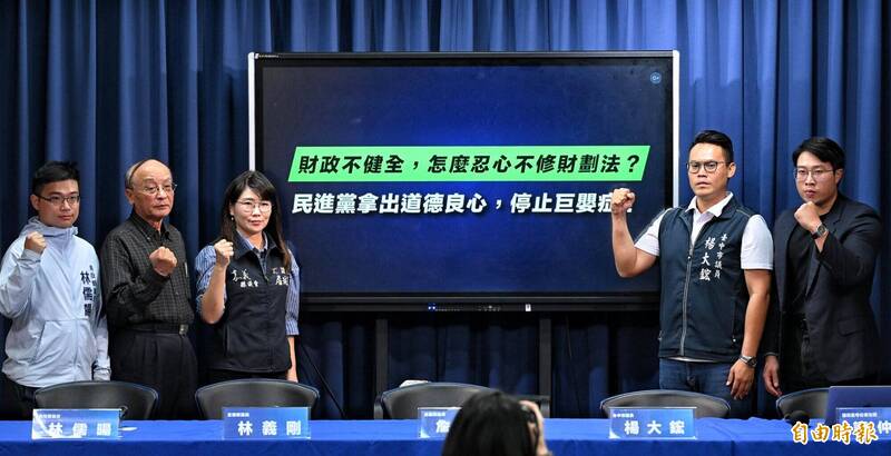 國民黨6日召開「財劃法」記者會，左起：南投縣議員林儒暘、宜蘭縣議員林義剛、嘉義市議員詹琬蓁、台中市議員楊大鋐、考紀會法務譚仲彣。（記者張嘉明攝）