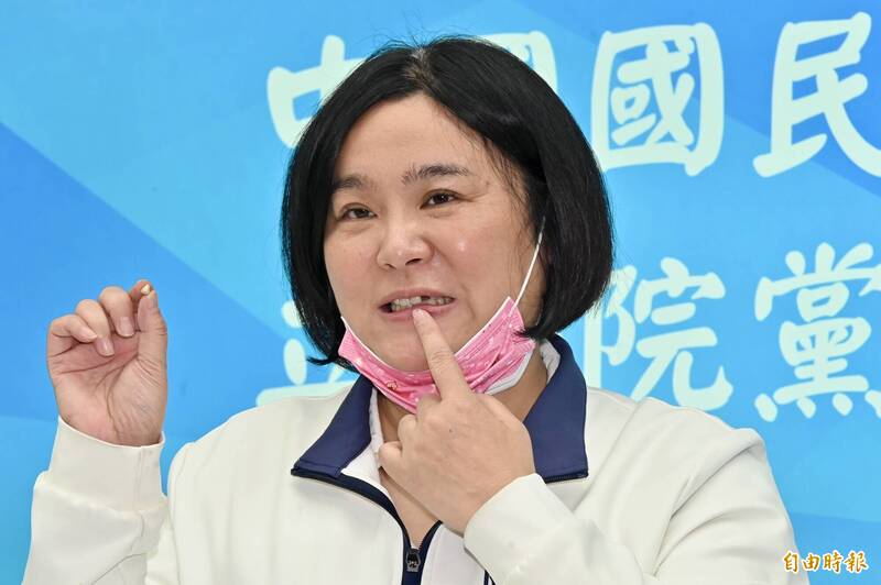 立法院財政委員會召委、國民黨立委陳玉珍展示她掉落的牙齒。（記者叢昌瑾攝）