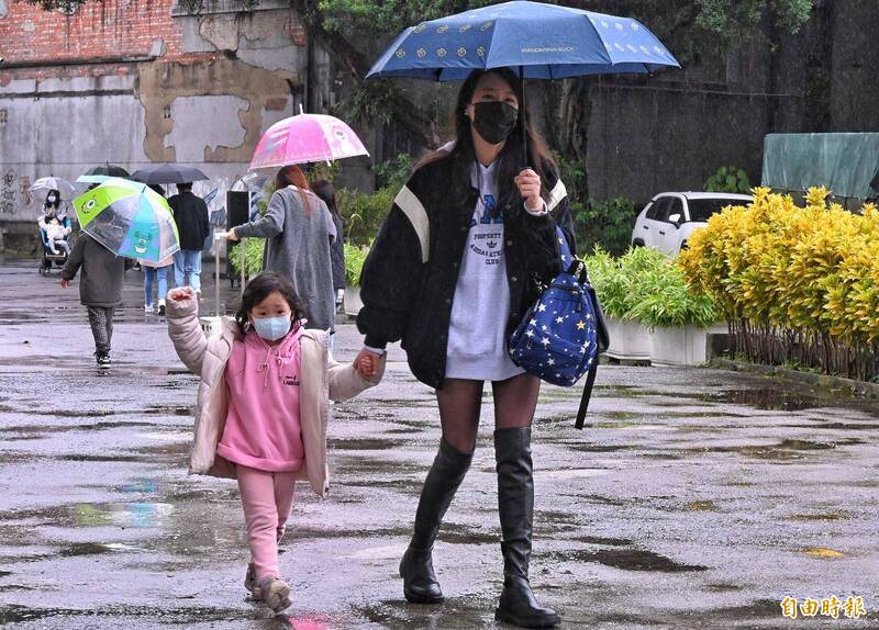 週四受東北季風影響，北部及東部有局部短暫雨。（資料照）