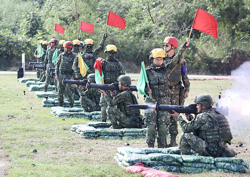 Conscripts practice shooting domestically made portable rocket launchers at the army’s training center in Tainan yesterday.
Photo: CNA