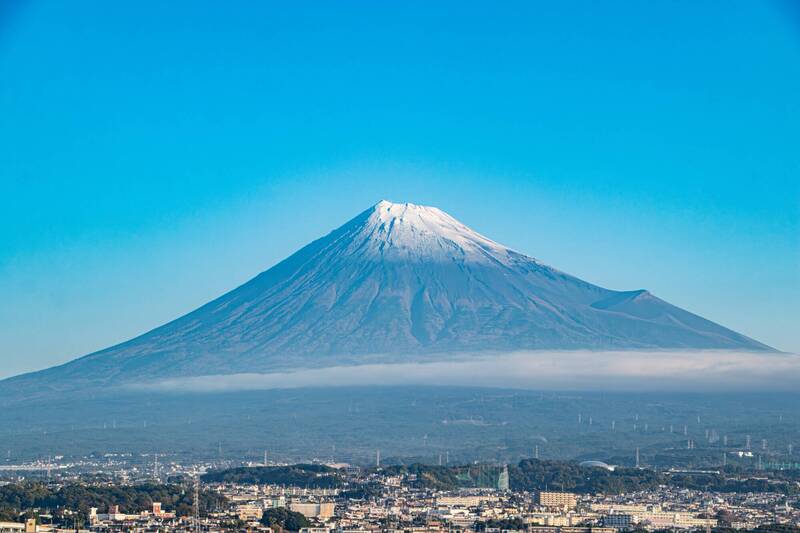 日本静冈县富士市政府分享富士山降下今年初冠雪的绝美画面。（撷取自富士市/X）