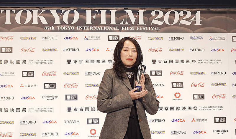 Taiwanese director Fu Tien-yu poses for a photograph with her Kurosawa Akira Award at the Tokyo International Film Festival on Tuesday.
Photo: CNA