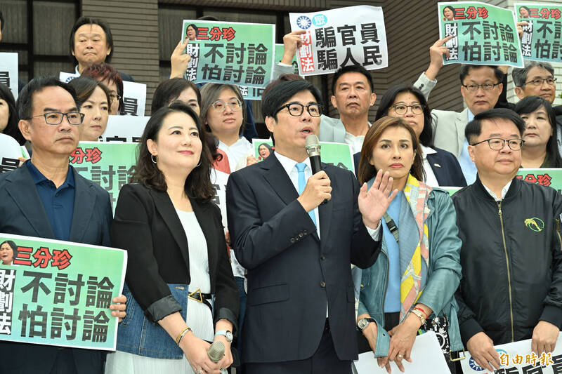 高雄市長陳其邁與民進黨團立委，在立院議場前就財劃法爭議一同召開記者會說明。（記者田裕華攝）