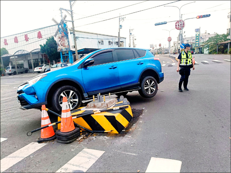 汽車路口過彎不慎「跨騎」庇護島，引發設計不當熱烈討論。（擷取自臉書社團「東石之美」）