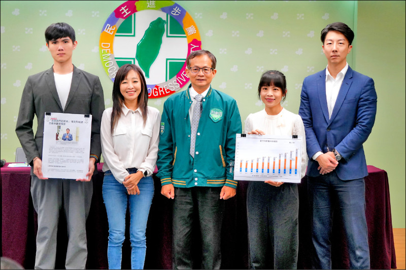 民進黨新竹市黨部及市議員曾資程昨到民進黨中央召開協尋新竹市立委鄭正鈐的記者會。（曾資程提供）