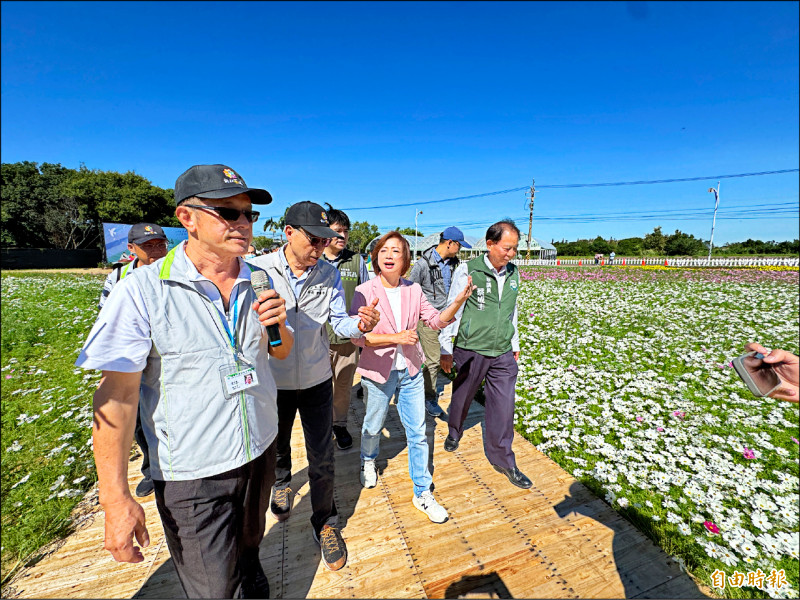 立委何欣純（左三）邀農業部長陳駿季（左二）會勘新社花海。 （記者歐素美攝）