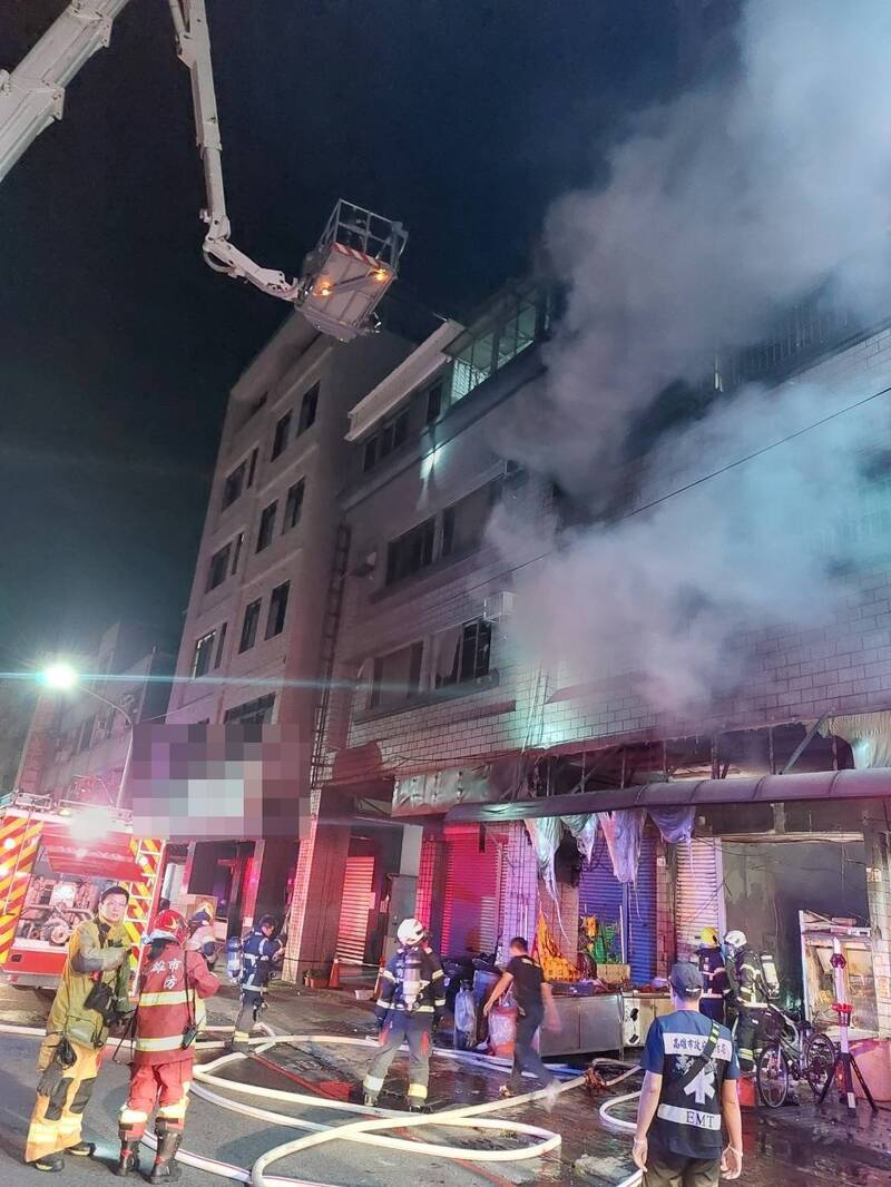 高雄市三民區鼎中路一棟建物發生火警。（讀者提供）