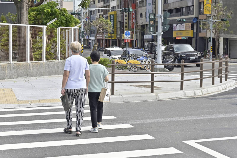 七賢河東路口轉角優化，提供更安全舒適的行人停等空間。（工務局提供）