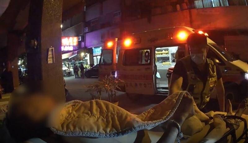 警方通知救护车，将全裸逛夜市的吴男戒护送医。（警方提供）