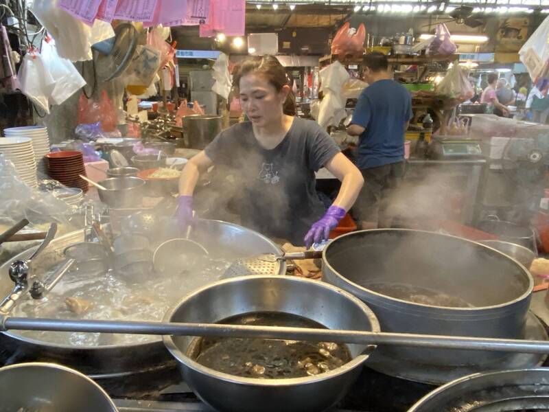 今天立冬，花壇鄉羊肉爐店座無虛席，業者忙得不亦樂乎。（圖由民眾提供）