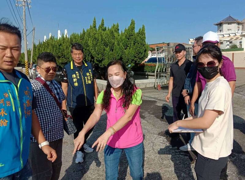 伸港鄉共乘機車的母女與轎車發生碰撞，母女噴飛到田裡，就讀國二的女兒傷重不治，縣議員賴清美（中）與相關單位現場會勘。 （民眾提供）