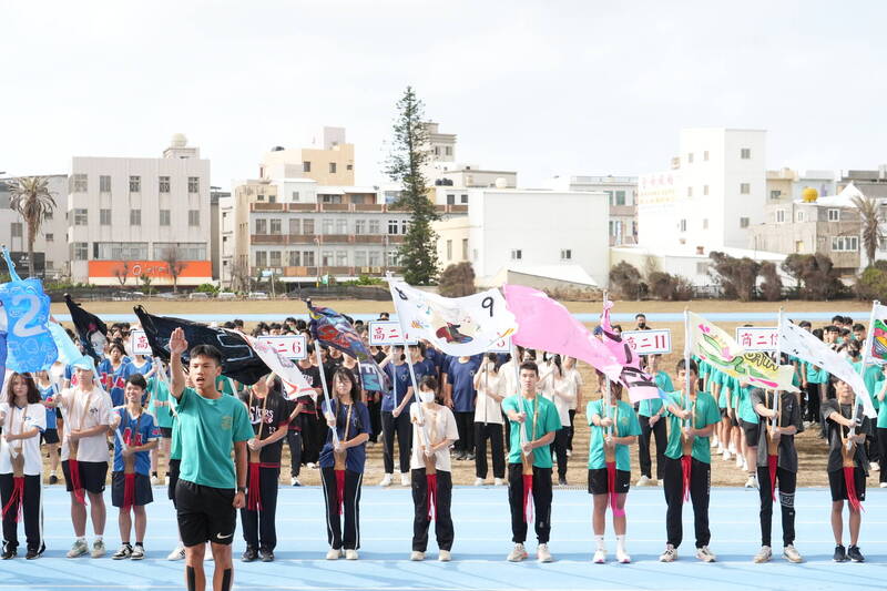 馬公高中運動會開幕，學生代表宣誓。（澎湖縣政府提供）