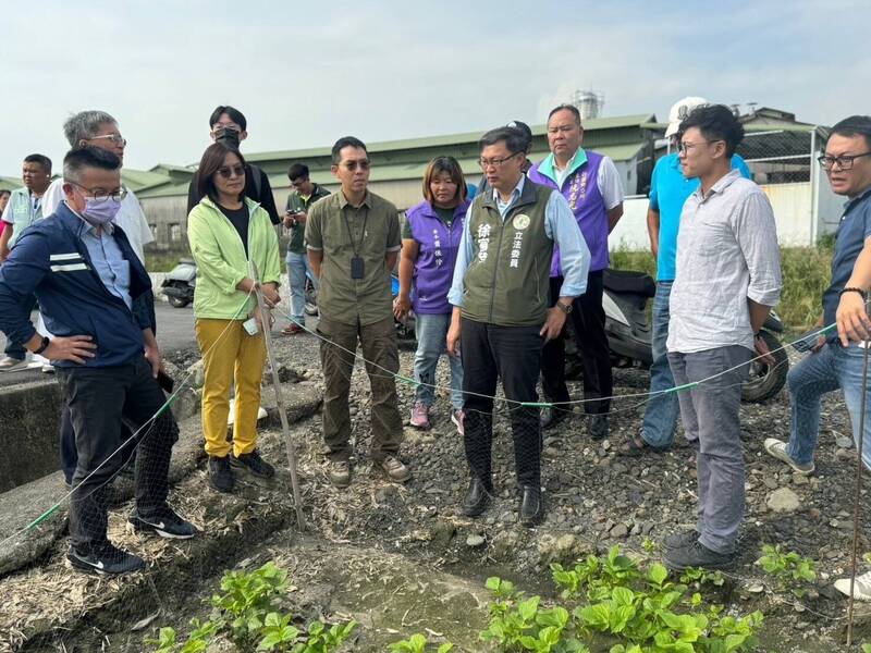 立委徐富癸會同農政單位勘查紅豆受損情況。（徐富癸服務處提供）