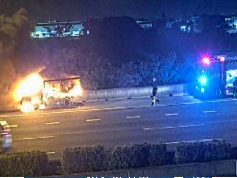 小货车行经国1彰化路段时突然火烧车，烈焰照亮夜空，消防员部署水线灌救。（翻摄高速公路1968）