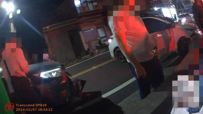 嘉義縣警方追捕車手，車手竟駕車衝撞造成警員受傷。（記者林宜樟翻攝）