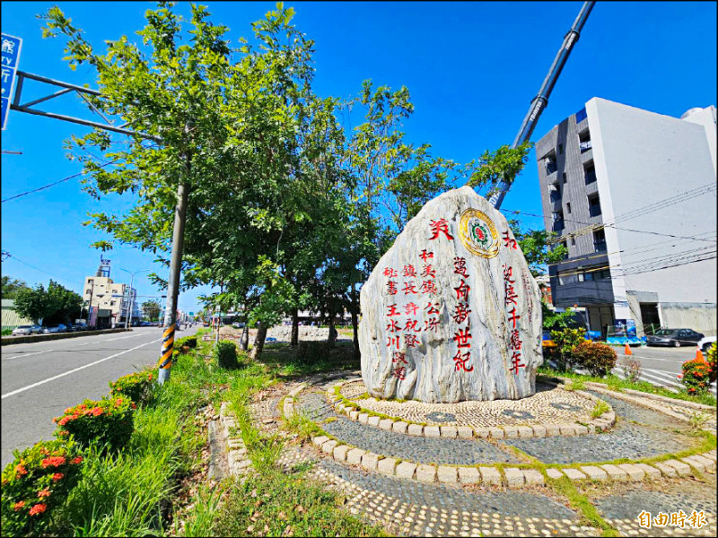 為解決行車視線死角，彰化縣和美鎮三角公園的樹木將移植到第三靈安堂。（記者劉曉欣攝）