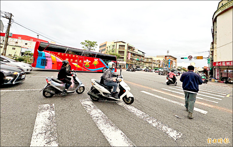 中壢區志廣路、環西路口的車禍多，民代邀交通局、警察局會勘，研議降低行人通行風險的改善方案。（記者李容萍攝）