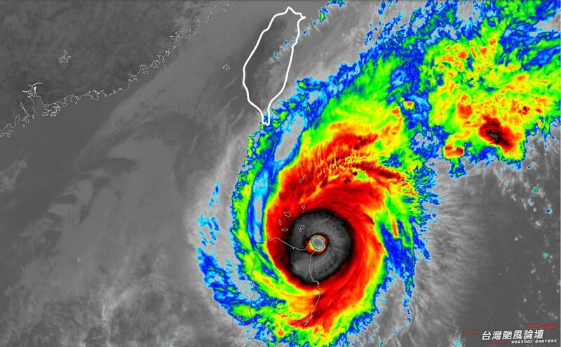 「銀杏」颱風眼非常清楚，結構極佳，氣象署認定增強為強烈颱風。（圖擷自臉書「台灣颱風論壇｜天氣特急」）