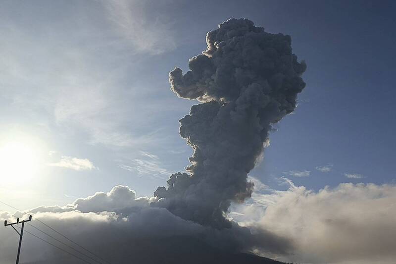 印尼勒沃托比拉基拉基火山，今午再次发生大规模喷发，烟尘直冲1.5万公尺高空。（美联社）