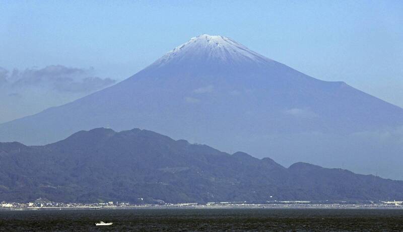 昨富士山山頂開始出現降雪，靜岡縣一側已經可以看到富士山開始白頭，不過今甲府地方氣象台經目視後才正式宣布「初冠雪」。（美聯社）