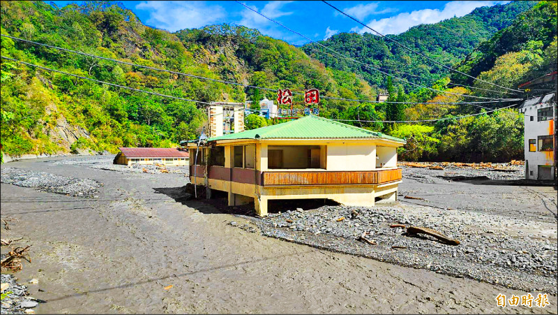 塔羅灣溪河道改變，原本位於岸邊受災荒廢多年的溫泉會館已經位在溪床上。（記者佟振國攝）