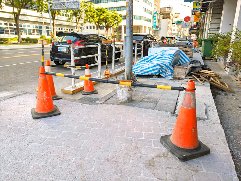 嘉義市政府施作吳鳳北路的林森西路至垂楊路段人行道工程，多名市議員關心工程進度與品質。（記者王善嬿攝）