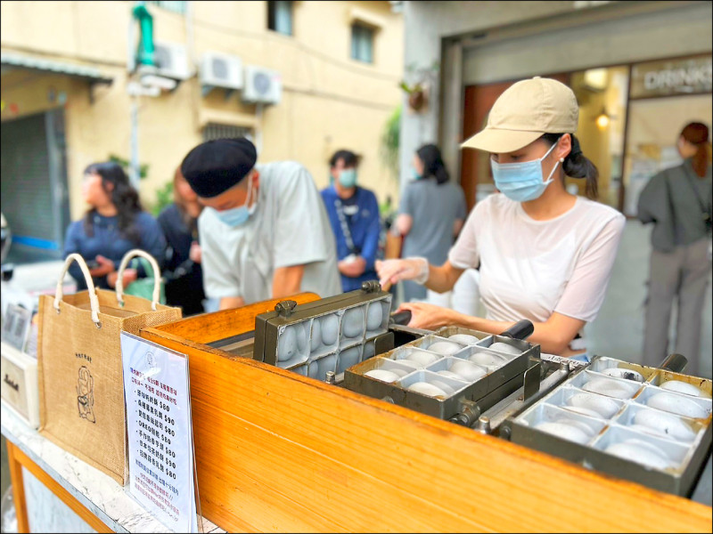 「城市嶼浪」市集週六日高流登場，圖為攤車亮點團隊「 Her呷雞蛋糕」。（青年局提供）