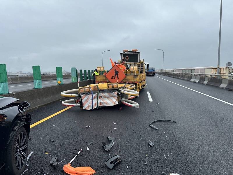 34岁杨姓男子今天上午10点40分驾驶Volvo黑色自小客车，行经国道5号北上41公里处罗东段时，疑似启动自动辅助驾驶而位未注意前方车况，追撞内侧车道正在执行清扫工作的缓撞车。（警方提供）