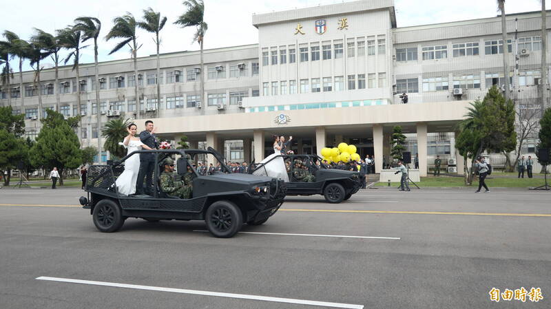 新人代表搭上特戰突擊車帶領新人遊行。（記者黃政嘉攝）