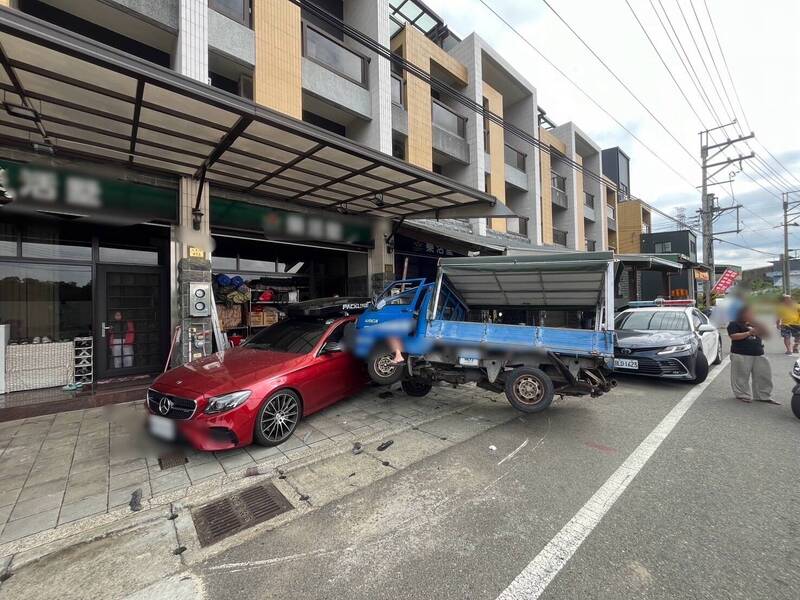 苗栗县头份市尖丰路今（8）日上午11点多，发生一辆货车失控冲撞路旁民宅，撞损民宅前雨遮及停放的宾士车，造成货车乘客31岁李姓女子受伤送医。（警方提供）