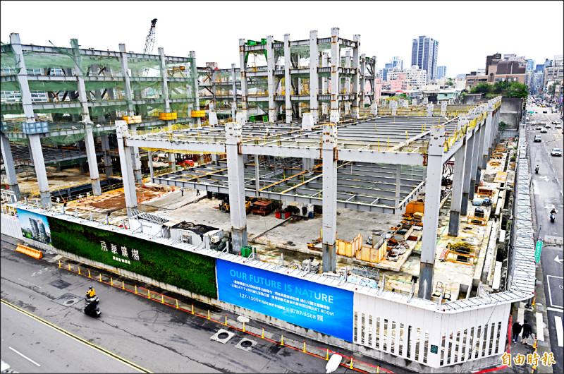 京華城取得20％容積獎勵，台北地檢署估算不法利益達111.7億餘元，台北地院6日更裁准予扣押。圖為建案工地施工現況。（記者廖振輝攝）